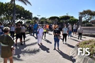 Protesta de los trabajadores del Paco Artiles y encuentro al aire libre con el alcalde en Arnao/TA.